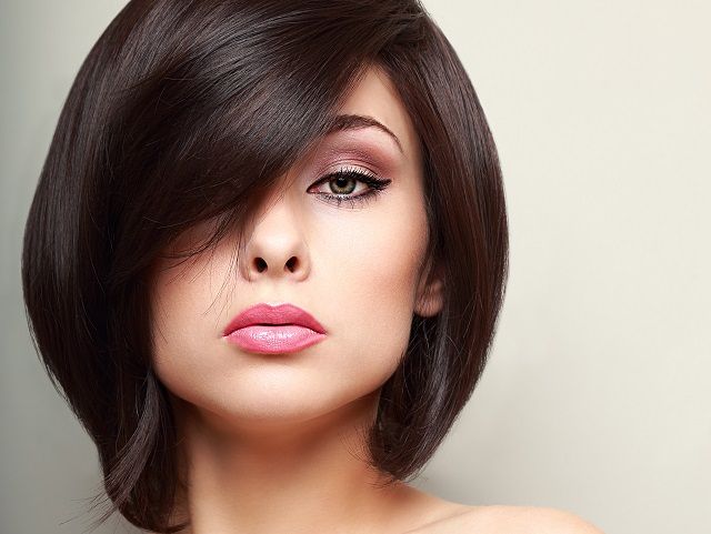 Трендові укладки на Новий рік: мода 2017-2018 Beautiful bright makeup woman with black short hair style. Closeup