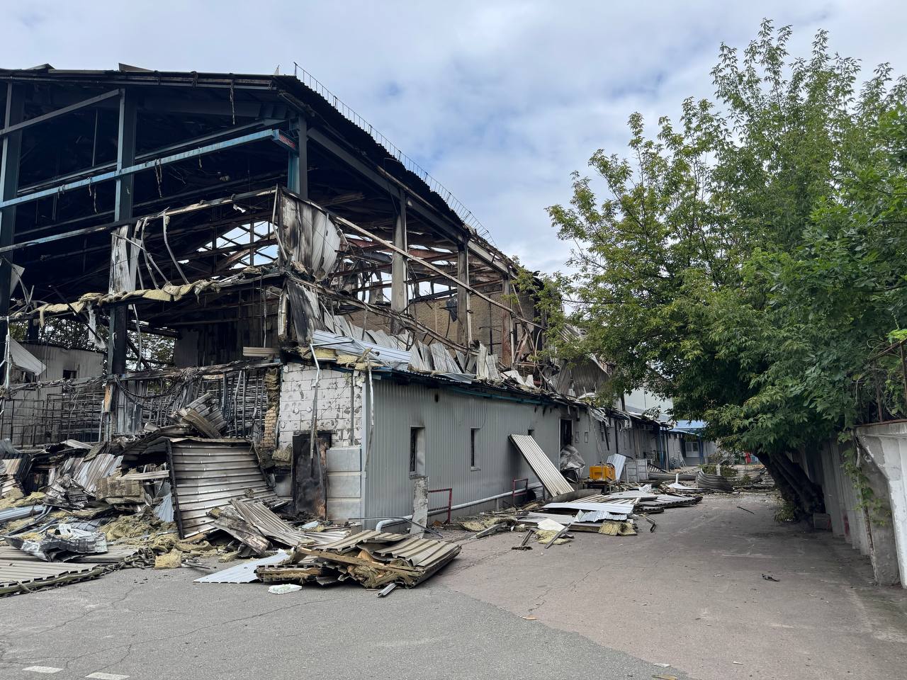 Через ворожий обстріл знищено ще один знімальний павільйон телеканалу СТБ Через ворожий обстріл знищено ще один знімальний павільйон телеканалу СТБ