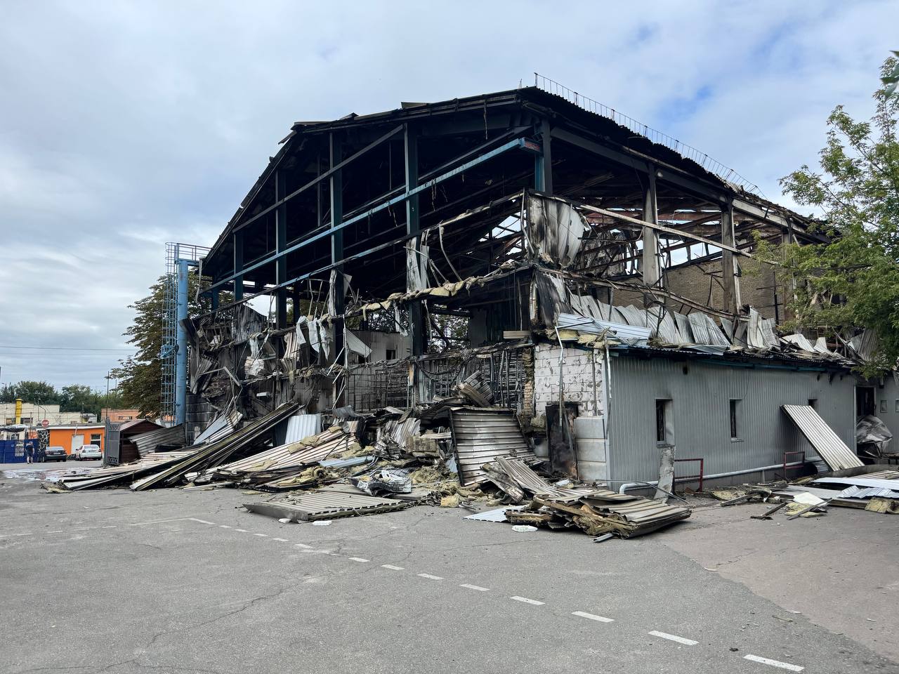 Через ворожий обстріл знищено ще один знімальний павільйон телеканалу СТБ Через ворожий обстріл знищено ще один знімальний павільйон телеканалу СТБ