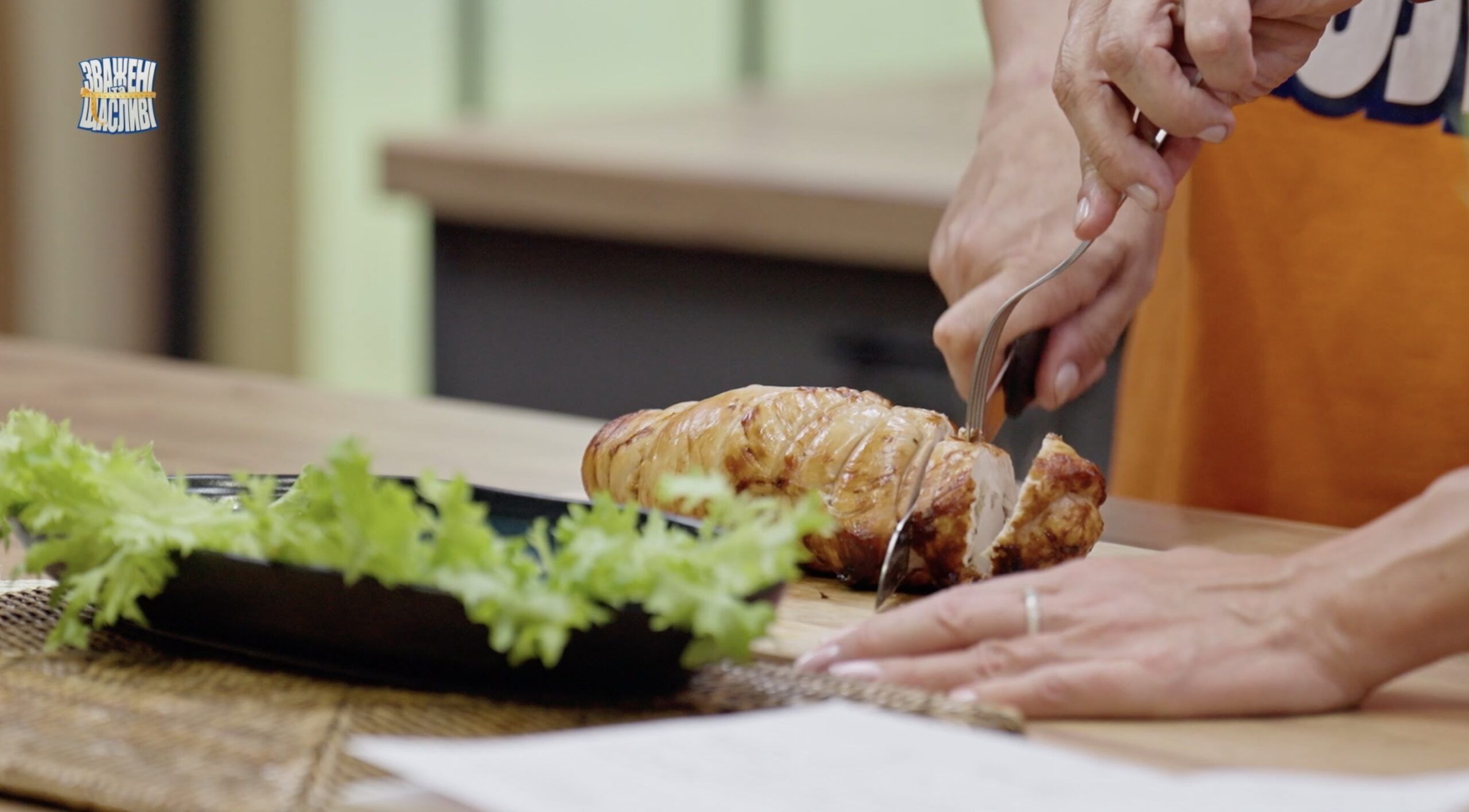 Рулет-гриль з індички з яблучно-беконовою начинкою: рецепт та потрібні інгредієнти Зважені та щасливі 2025 11 випуск - рецепт