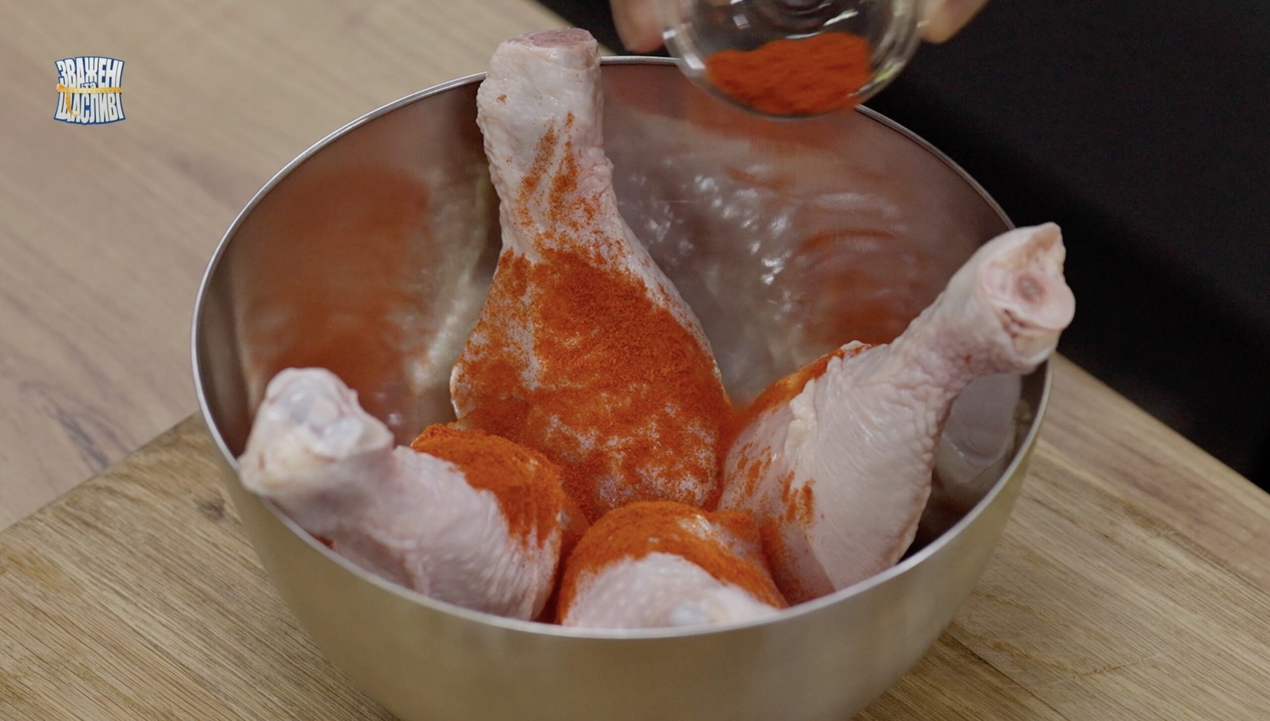 Запечені курячі гомілки з овочами та молодою картоплею: рецепт від Світлани Фус Рецепт Зважені та щасливі 2025 12 випуск