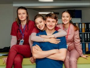 Курйози, складні медичні терміни та сміх на майданчику: актори серіалу «Лікарі» про зйомки Фото 1 до: Лікарі 2026
