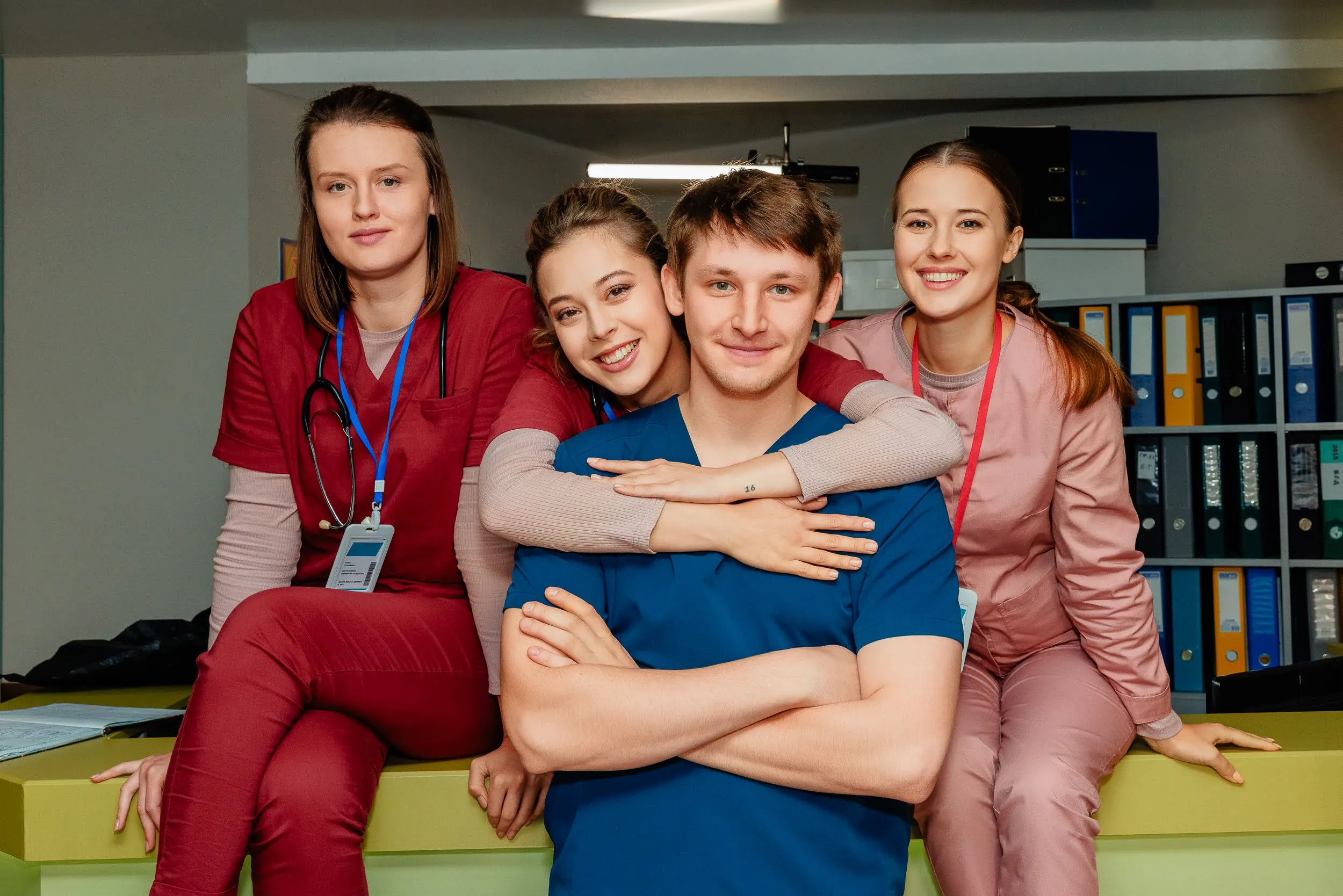 Курйози, складні медичні терміни та сміх на майданчику: актори серіалу «Лікарі» про зйомки Фото 1 до: Лікарі 2026