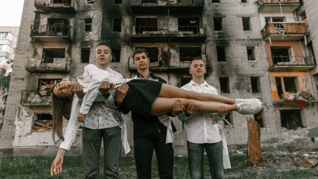 Ми з України: Випускники з Чернігова зробили фотосесію на фоні руїн після російської окупації Ми з України: Випускники із Чернігова зробили фотосесію на тлі руїн школи| Все буде добре