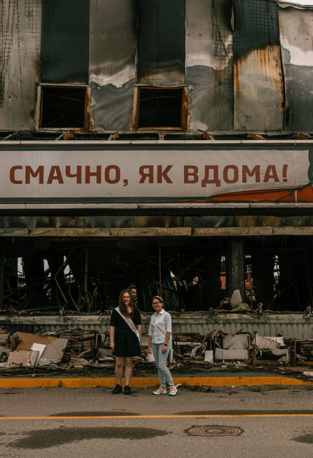 Ми з України: Випускники з Чернігова зробили фотосесію на фоні руїн після російської окупації Ми з України: Випускники із Чернігова зробили фотосесію на тлі руїн школи| Все буде добре