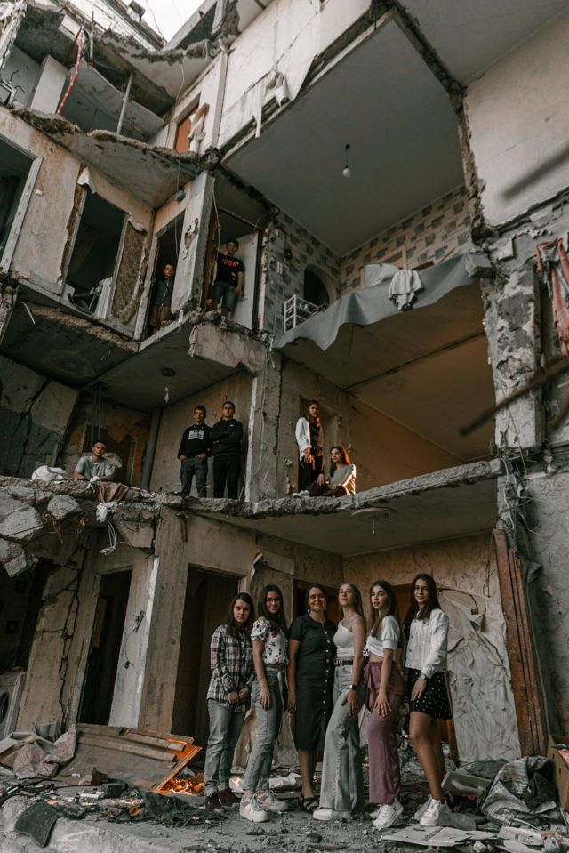 Ми з України: Випускники з Чернігова зробили фотосесію на фоні руїн після російської окупації Ми з України: Випускники із Чернігова зробили фотосесію на тлі руїн школи| Все буде добре