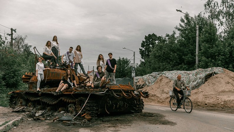 Ми з України: Випускники з Чернігова зробили фотосесію на фоні руїн після російської окупації Ми з України: Випускники із Чернігова зробили фотосесію на тлі руїн школи| Все буде добре