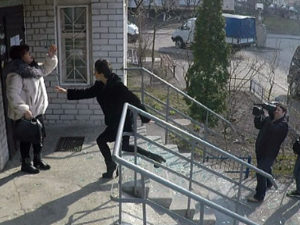 Осколок упавшего с крыши стекла травмировал Алену Курилову (ВИДЕО)