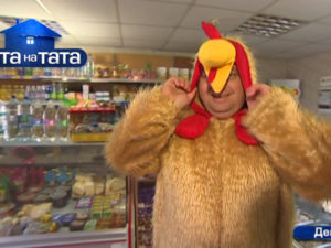 Папа в костюме петуха завлекает людей в магазин