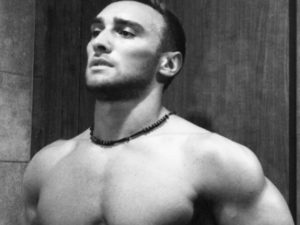 Фитнес-тренер дал профессиональную оценку мускулатуре всех холостяков