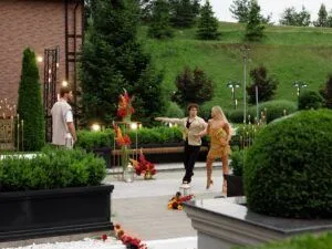 Романтичний договір, пристрасна румба та перші побачення сезону: як пройшла Перша вечірка «Холостяк» 15 сезон Фото 4 до: Премʼєра Холостяк-15: як пройшов 1 випуск від 16.10.2026