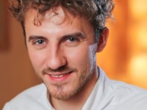 Евгений Клопотенко живет в парижской семье