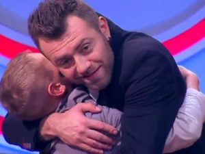 Юный кулинар покорил судей обнимашками
