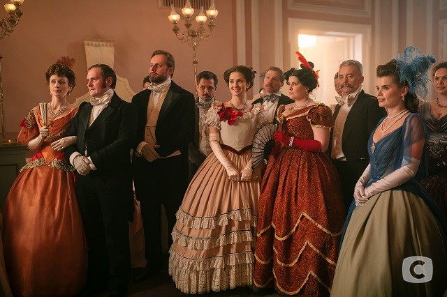 Крепостная: бальные наряды в сериале