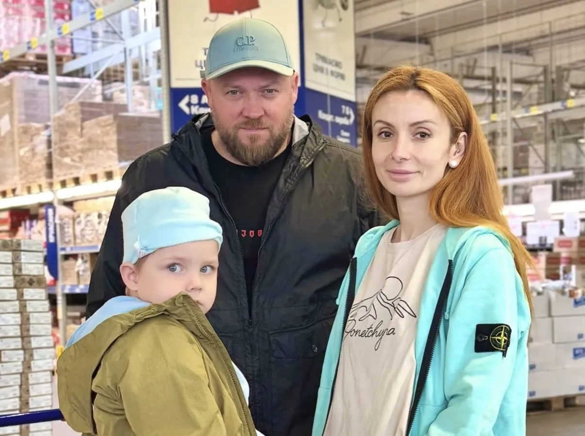 «Коли він вперше сказав «мама», я розплакалася»: Алекс та Аля Якутови розповіли про свій шлях до усиновлення Кірюші Фото 1 до: «Коли він вперше сказав «мама», я розплакалася»: Алекс та Аля Якутови розповіли про свій шлях до усиновлення Кірюші