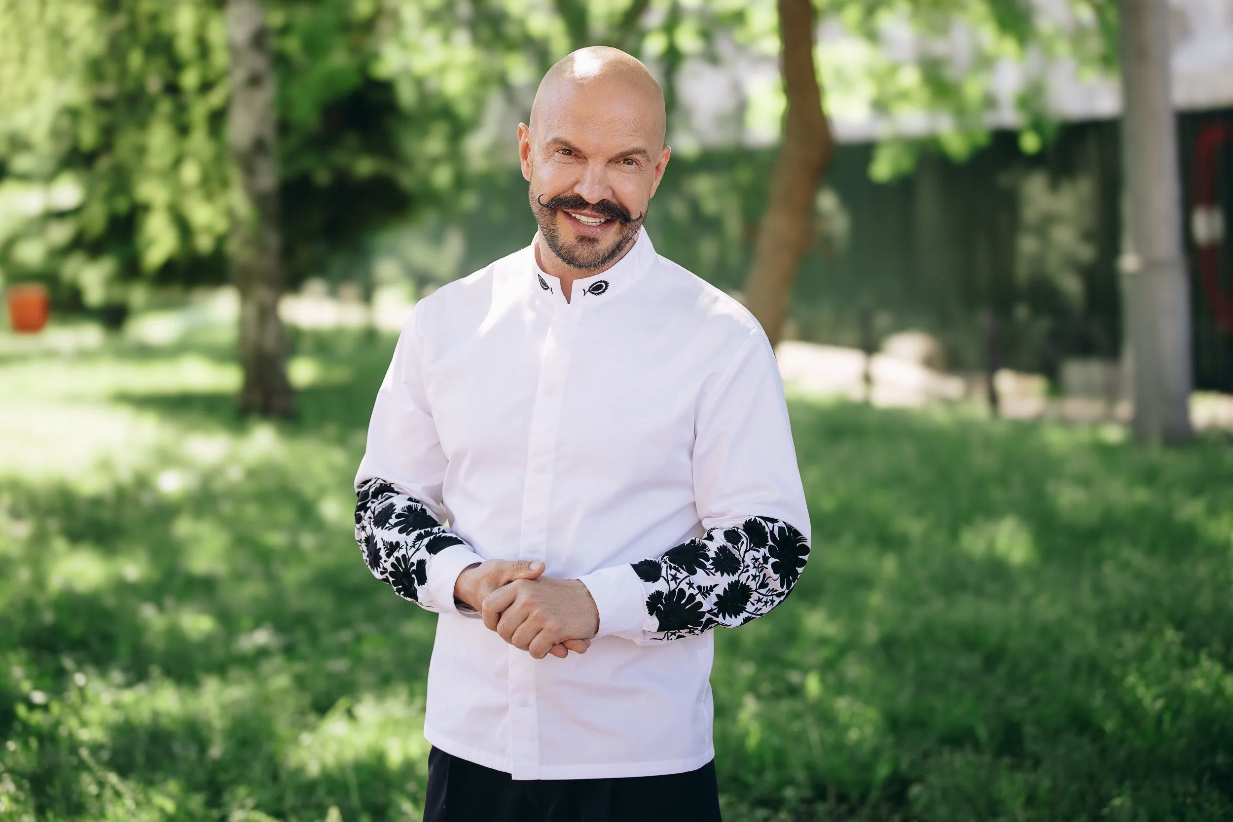«З кожним повʼязана особлива історія»: Володимир Ярославський представив власну колекцію кухарських кітелів Володимир Ярославський