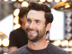 Солисту Maroon 5 поклонница расцарапала ухо во время концерта