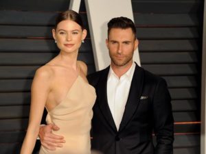 Солисту Maroon 5 поклонница расцарапала ухо во время концерта
