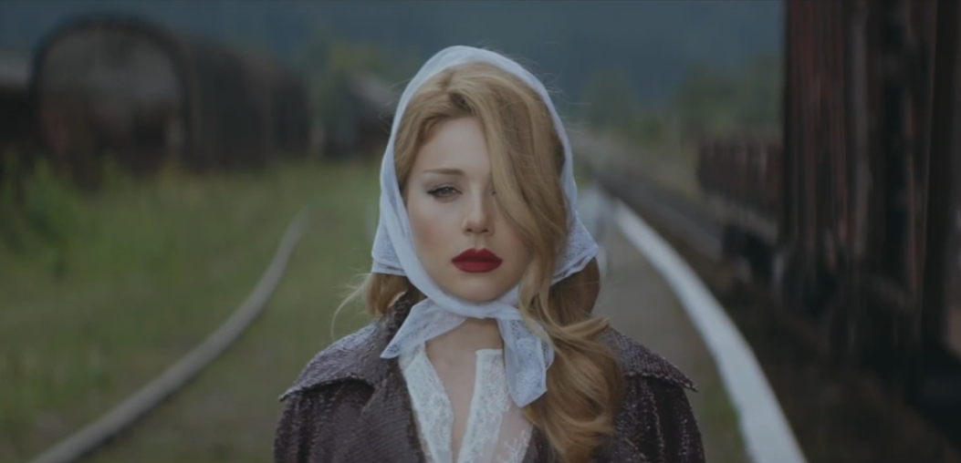 Тина Кароль представила новый клип в ретро-стиле «Сдаться ты всегда успеешь»