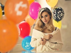 Полина Гагарина сфотографировалась топлес на пляже