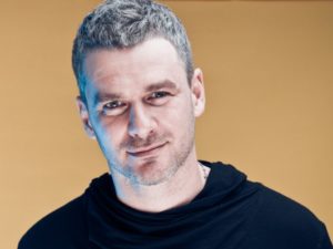 Тоня Матвиенко подарила Арсену Мирзояну его маленькую копию
