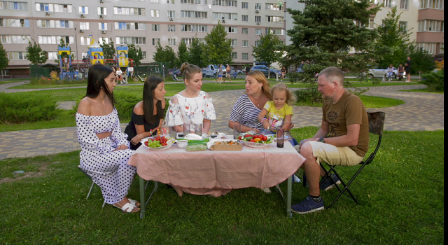 «Супермама» 2 сезон 6 випуск: Молоток та ігри зі штучним снігом — як розважає свою дочку мама-вигадниця Оксана супермама