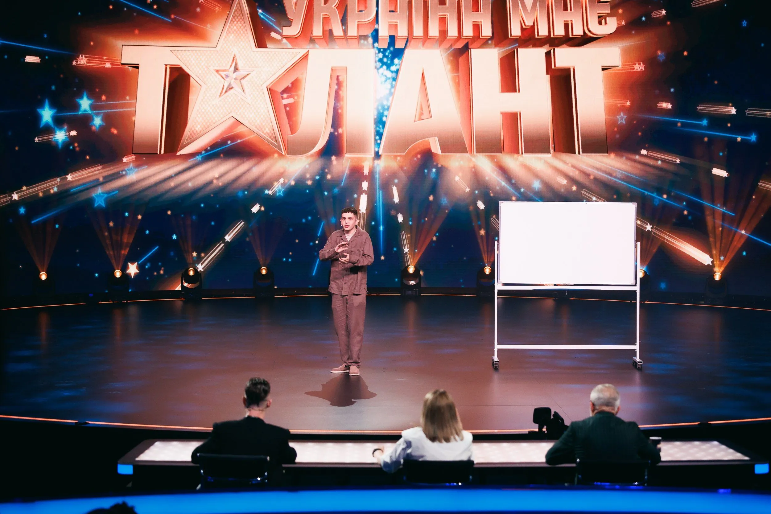 Толя Белаєнко – фокусник на «Україна має талант» 2026 Фото 1 до: Толя Белаєнко на Україна має талант 2026