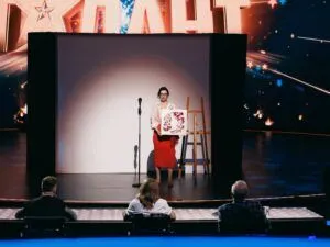 Діана Чмих – малювання грудьми на «Україна має талант» 2026 Фото 4 до: Діана Чмих на Україна має талант 2026