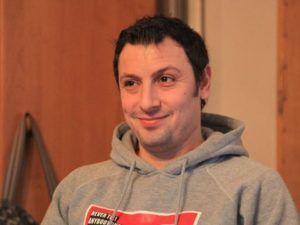 Кирилл Бин сыграл домашнего ленивца в комедийном скетчкоме СТБ