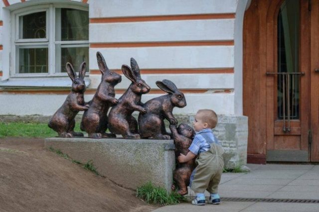 17 забавных снимков, как дети фотографируются с памятниками 1
