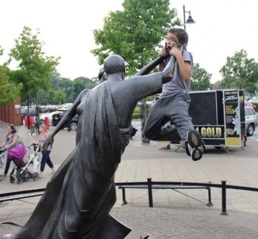 17 забавных снимков, как дети фотографируются с памятниками 9