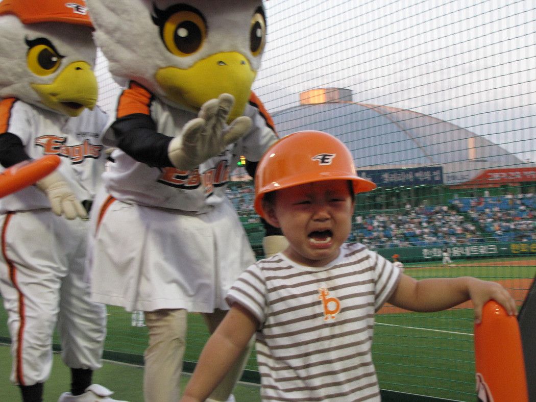 20 дітей, яких налякали страшні аніматори Hanwha-Eagles-baseball-game-8-1050x1050