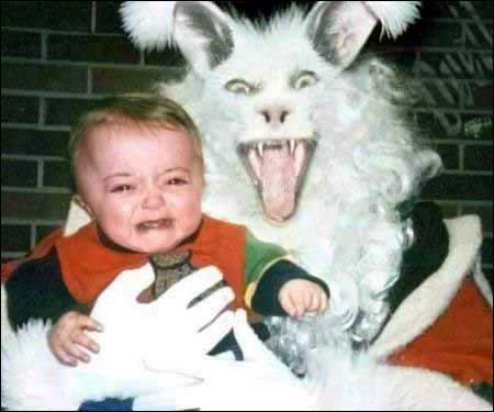 20 дітей, яких налякали страшні аніматори evil-easter-bunny