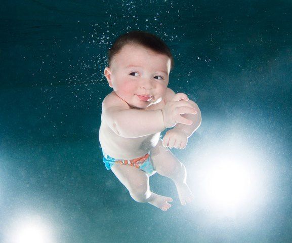 11 невероятных снимков младенцев под водой 8