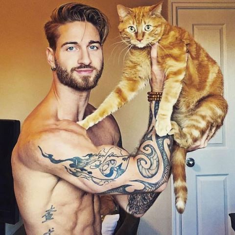 25 фото жгучих красавцев и их котиков 13-мужфины-и-коты