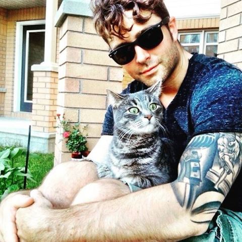 25 фото жгучих красавцев и их котиков 15-мужфины-и-коты