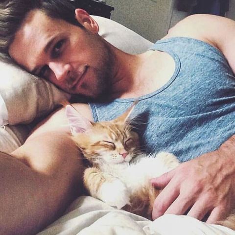 25 фото жгучих красавцев и их котиков 16-мужфины-и-коты