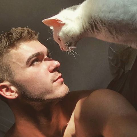 25 фото жгучих красавцев и их котиков 17-мужфины-и-коты