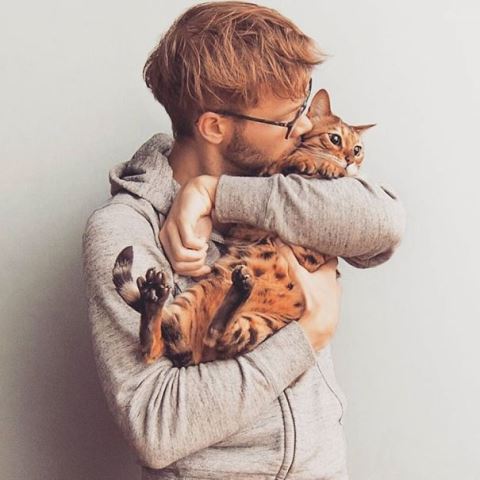 25 фото жгучих красавцев и их котиков 24-мужфины-и-коты