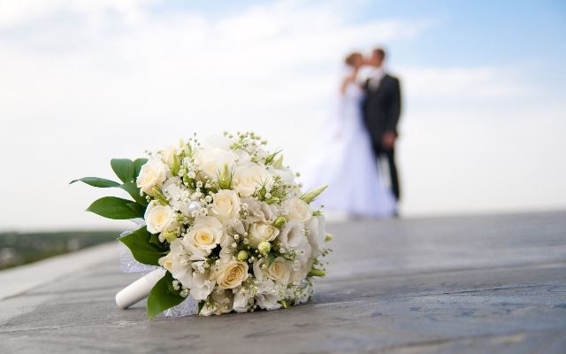 6934538-happy-wedding-couple