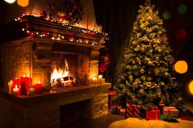 Оригінальні привітання зі Старим Новим роком christmas interior with tree, presents and fireplace