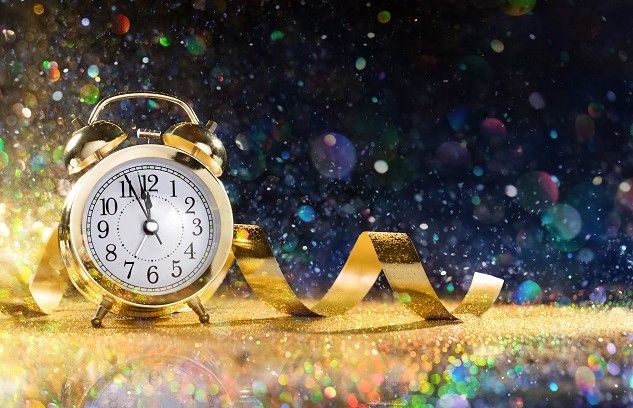 Оригінальні привітання зі Старим Новим роком New Year Celebration With Alarm And Confetti