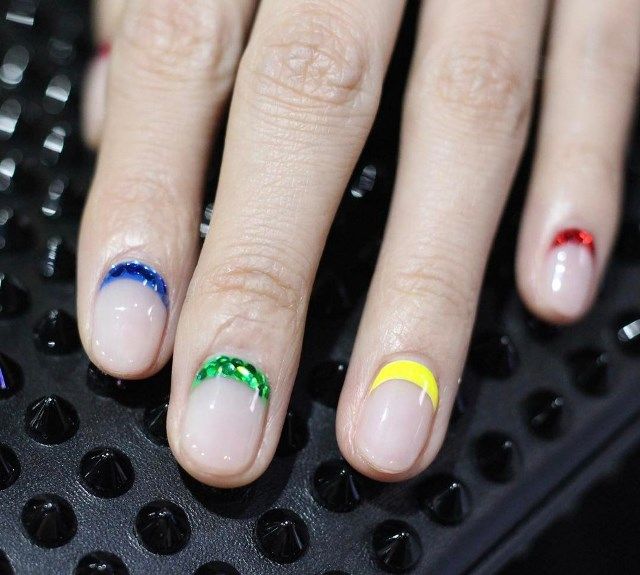 Літній манікюр 2017: модні тенденції в фото 5c145410041aa8c8f4e5e59e6e261bf5