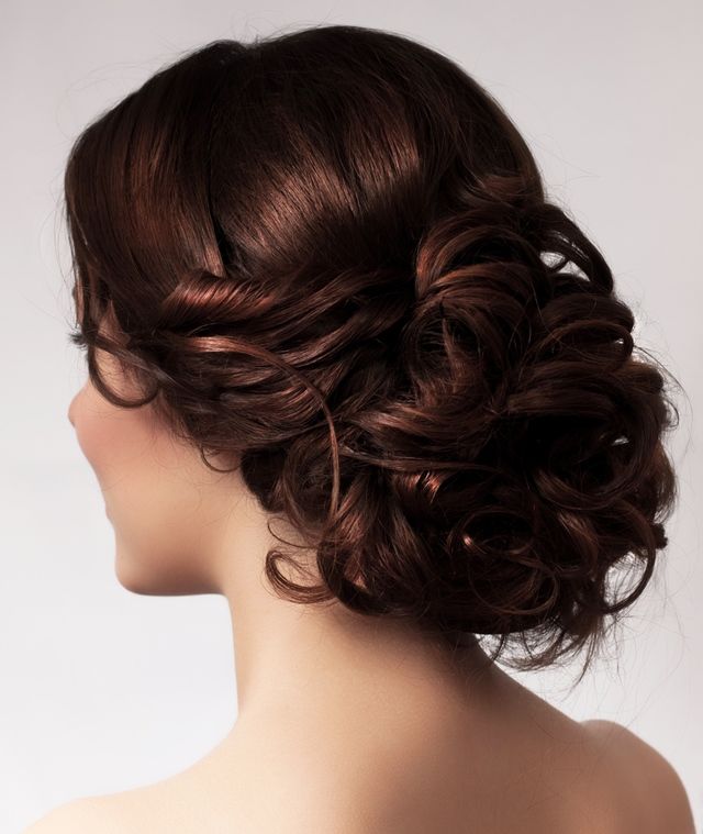 Зачіски на випускний 2018 на коротке, середнє та довге волосся Зачіски на випускний 2018: варіанти для короткого, середнього і довгого волосся