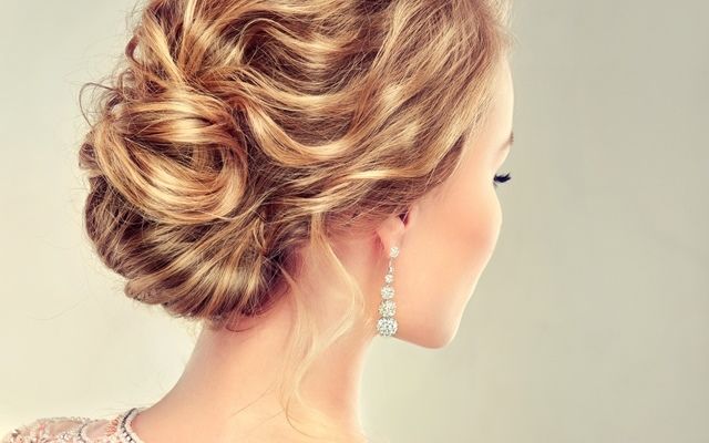 Зачіски на випускний 2018 на коротке, середнє та довге волосся Зачіски на випускний 2018: варіанти для короткого, середнього і довгого волосся