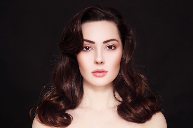 Зачіски на випускний 2018 на коротке, середнє та довге волосся Зачіски на випускний 2018: варіанти для короткого, середнього і довгого волосся