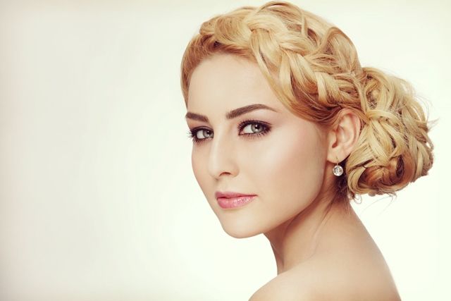 Зачіски на випускний 2018 на коротке, середнє та довге волосся Зачіски на випускний 2018: варіанти для короткого, середнього і довгого волосся