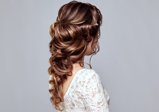 Зачіски на випускний 2018 на коротке, середнє та довге волосся Brunette woman with long and shiny curly hair