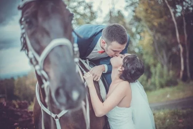 Ідеї для весільної фотосесії влітку: фото і реквізит
