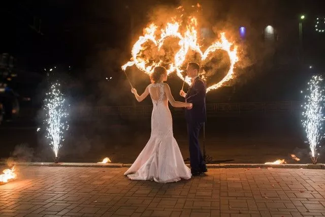 Ідеї для весільної фотосесії влітку: фото і реквізит